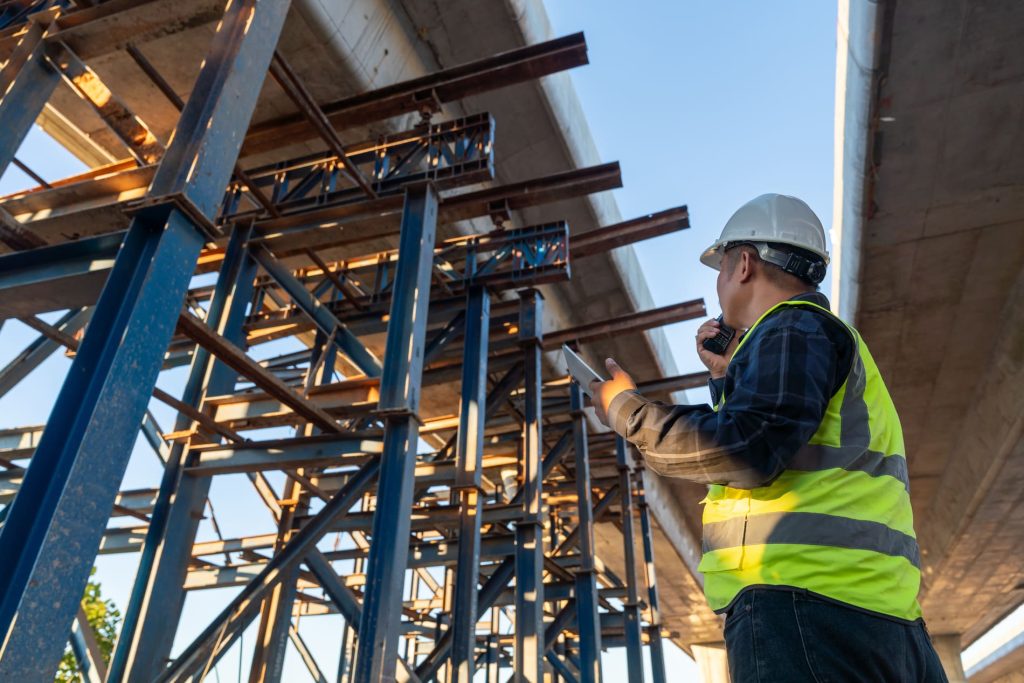 Ouvrier sur un chantier de construction illustrant l'assurance accidents du travail pour les professionnels.