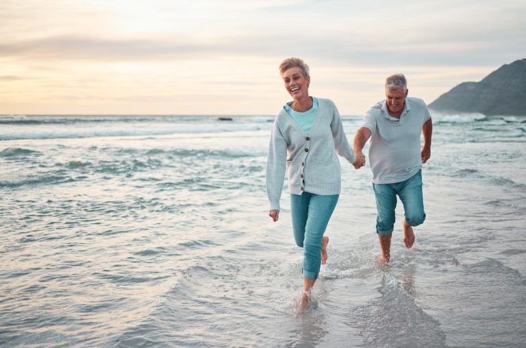 Couple de seniors profitant de la retraite, illustrant la protection financière offerte par une assurance décès.