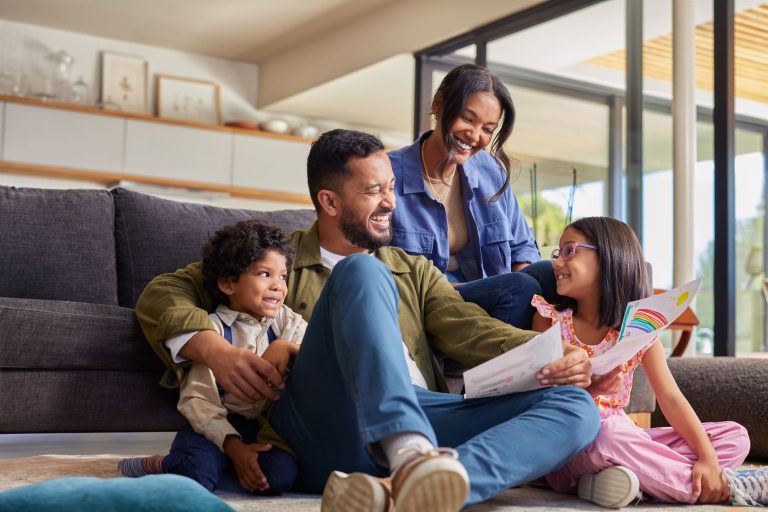 Famille réunie dans son salon, illustrant la protection offerte par une assurance habitation.