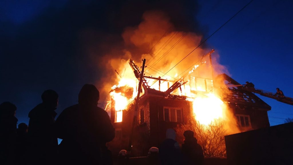 Maison en feu illustrant les dommages couverts par une assurance incendie habitation.