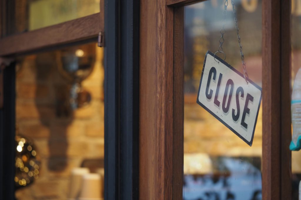 Commerce fermé illustrant les conséquences d'une perte d'exploitation pour une entreprise.