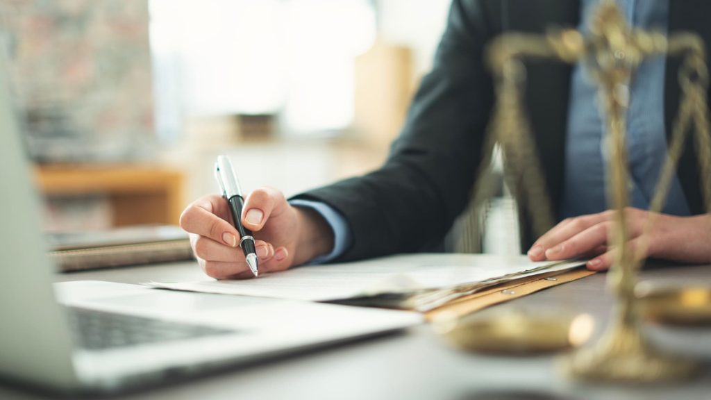 Conseiller juridique analysant un dossier dans le cadre d'une assurance protection juridique professionnelle.