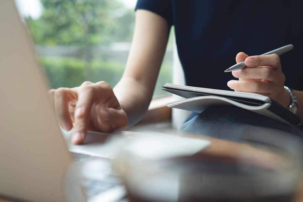 Courtier en assurances présentant une solution de revenu garanti à un indépendant lors d'un rendez-vous personnalisé.