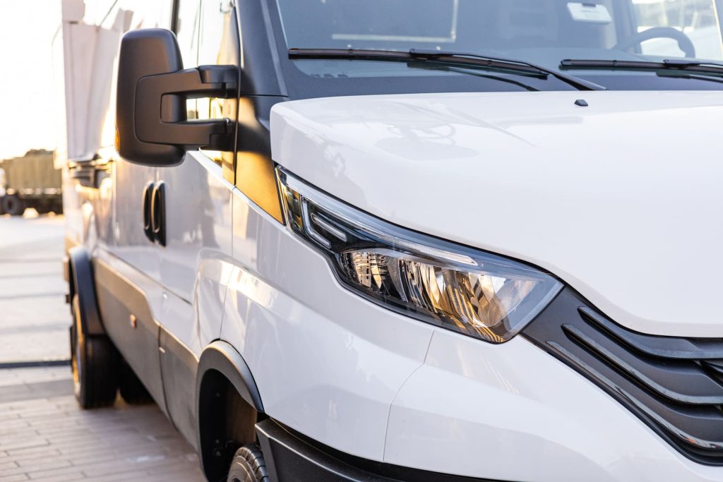 Camionnette professionnelle assurée pour les déplacements et activités d'une entreprise.